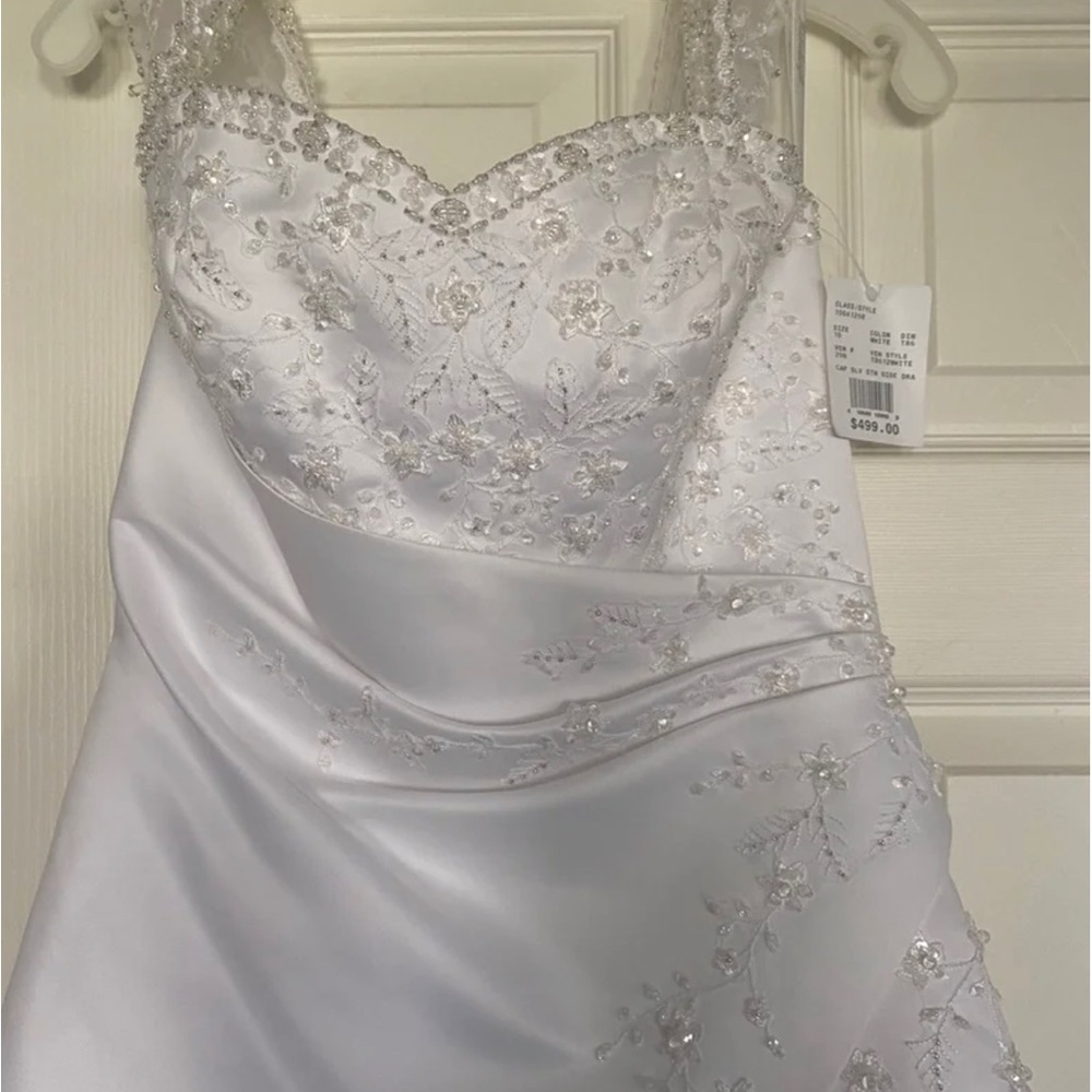 NWT Beautiful wedding dress from David's Bridal, Size 10.